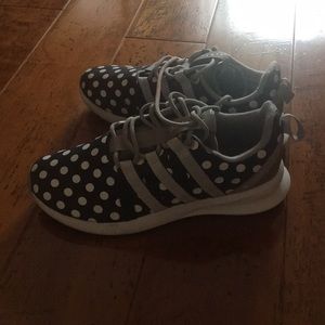polka-dot adidas sneakers. navy, white and grey.